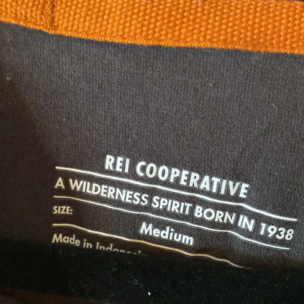 REI‎ logo short sleeve tee
